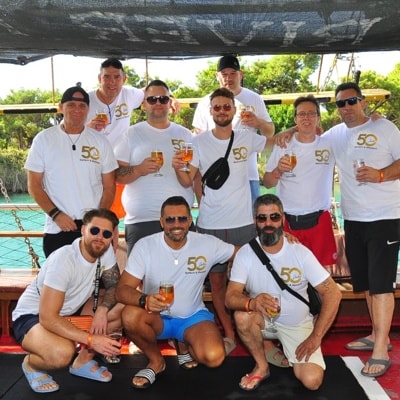 Team von Bartsch & Weickert mit Getränken an Bord