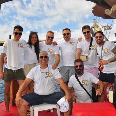 Kleine Gruppe der Bartsch & Weickert Crew auf dem Schiff