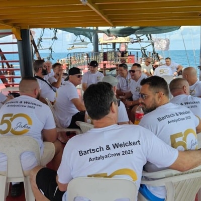 Bartsch & Weickert Team sitzt auf dem Schiff in Antalya