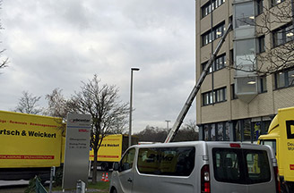 Einsatz des Außenaufzugs für den Umzug des Jobcenters