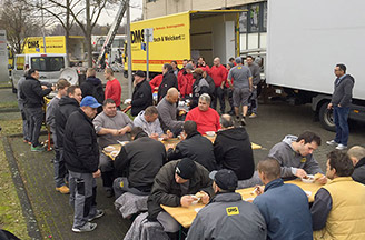 Gemeinsames Essen beim Umzug